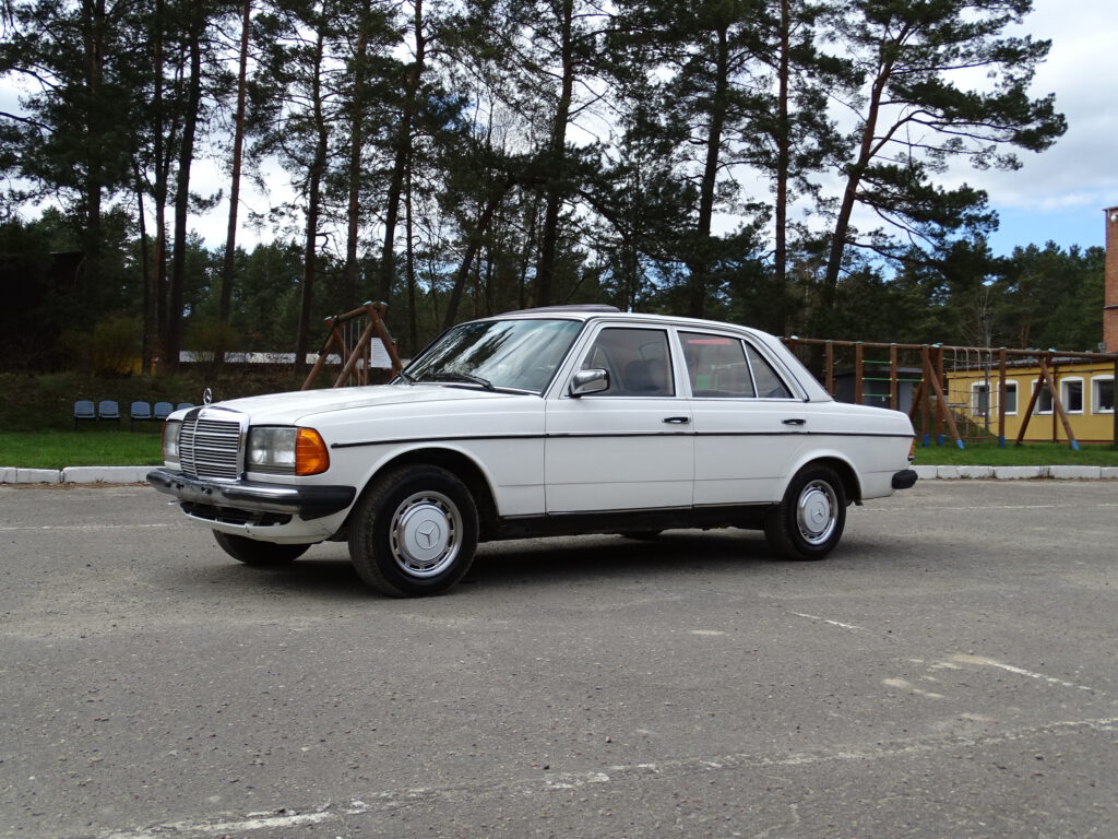 Mercedes Benz W123 1982 MUSEUM OF MILITARY TECHNOLOGY GRYF